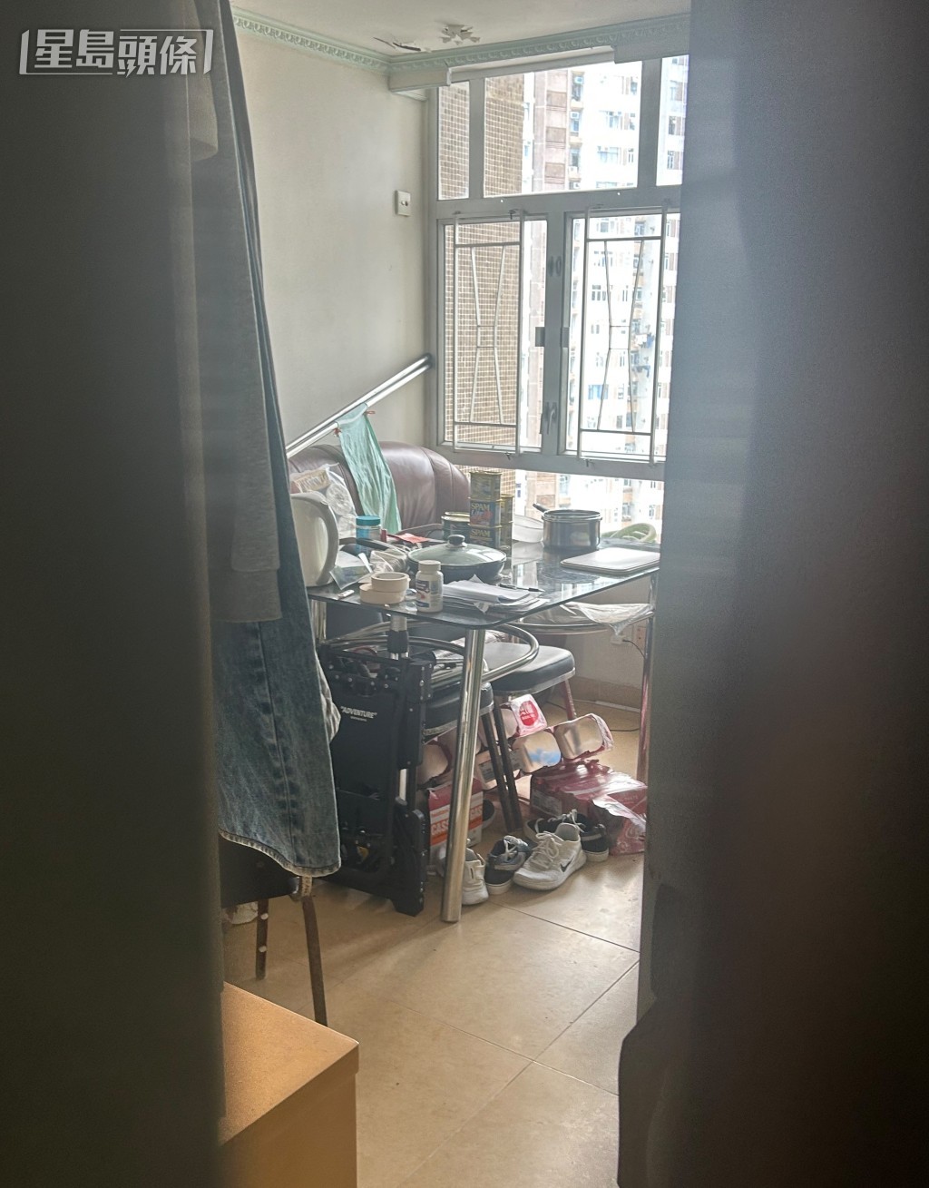 單位內貌曝光,客廳茶几上擺放多罐罐頭。 單位內貌曝光,客廳茶几上擺放多罐罐頭。