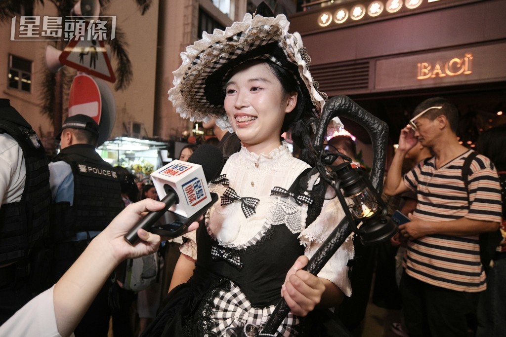 來港讀碩士的張小姐以「小魔女」造型亮相。 來港讀碩士的張小姐以「小魔女」造型亮相。
