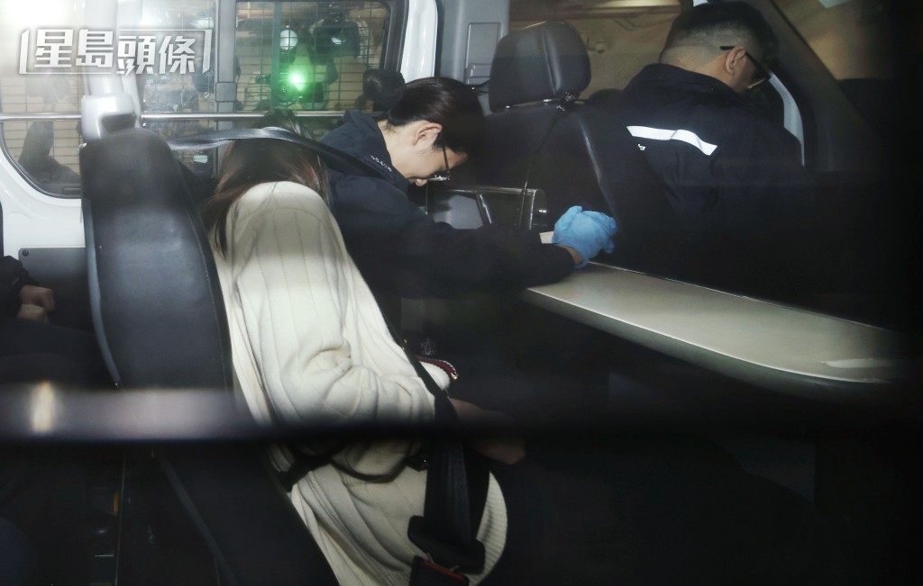 被告何紀雯（淺色長袖上衣）獲准保釋。何家豪攝