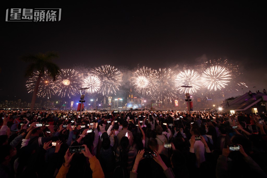 2024年除夕煙花。歐樂年攝 2024年除夕煙花。歐樂年攝
