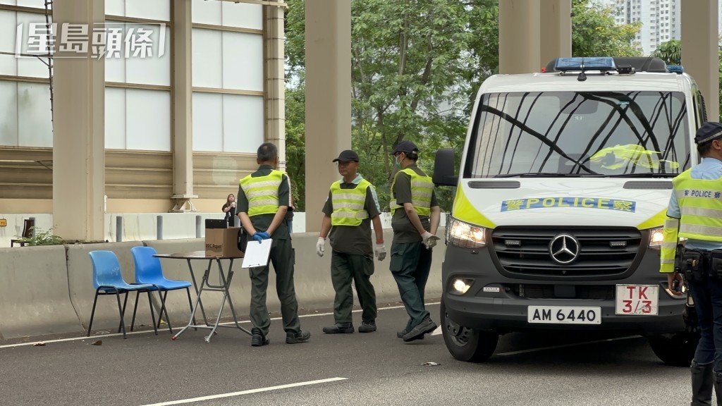 運輸署驗車官在場,協助即場驗車。 運輸署驗車官在場,協助即場驗車。