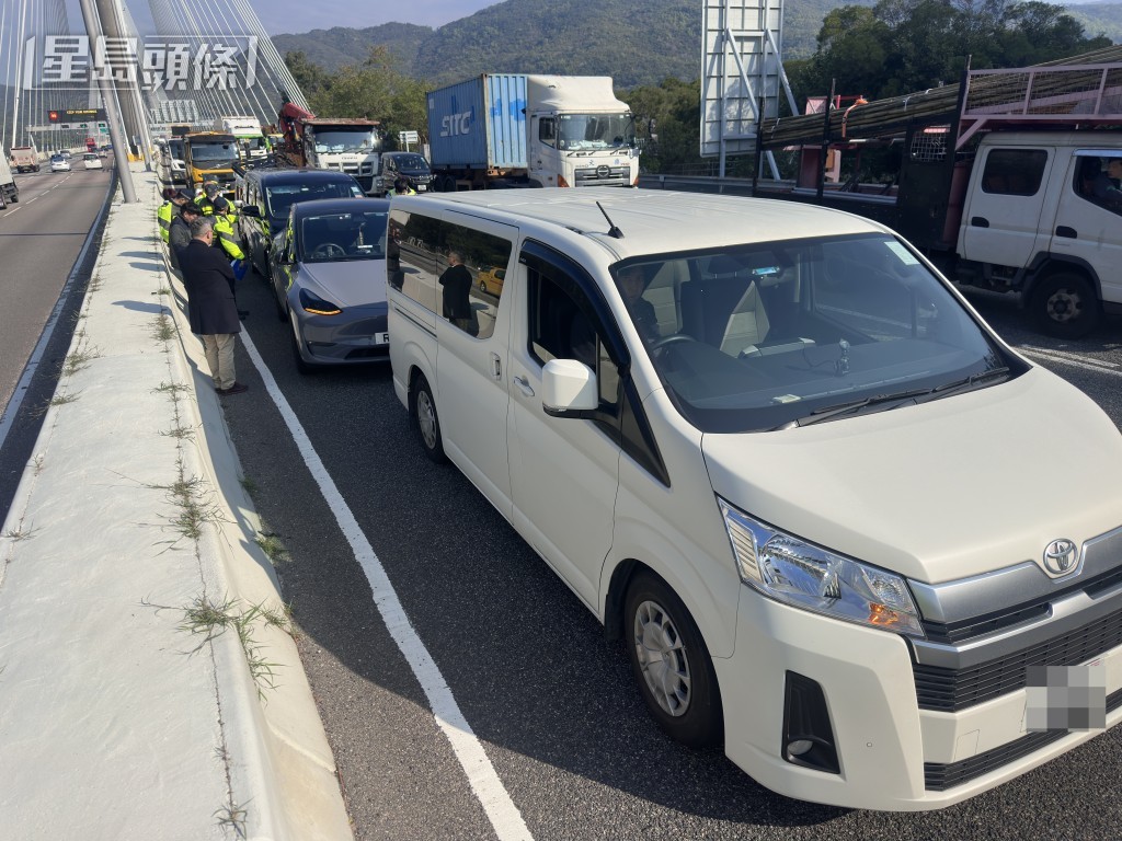 汀九橋4車相撞。梁國峰攝