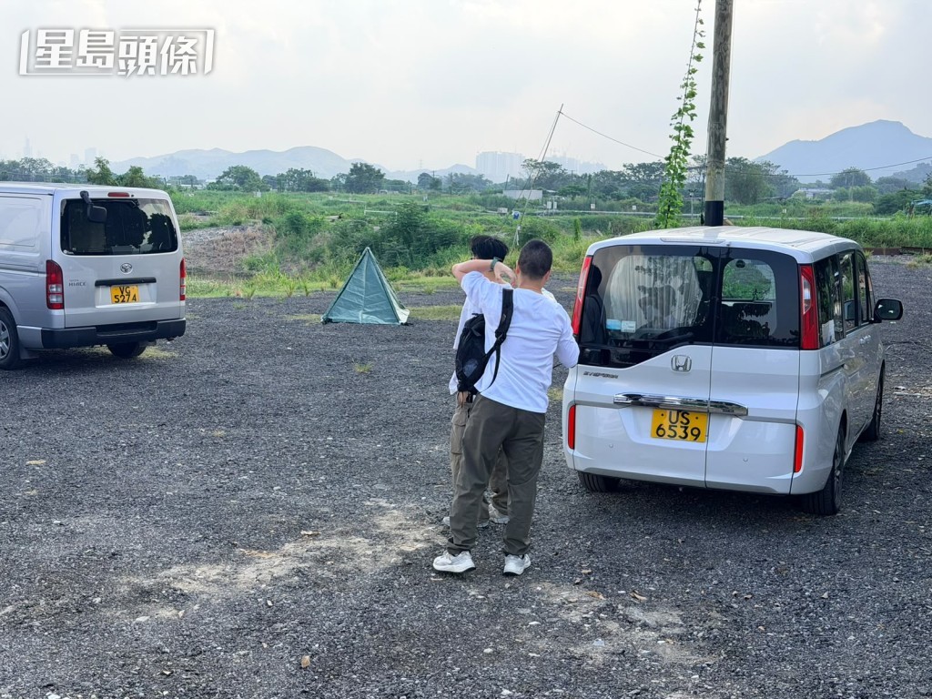 男子倒斃魚塘,警方用帳篷遮蔽遺體。 男子倒斃魚塘,警方用帳篷遮蔽遺體。
