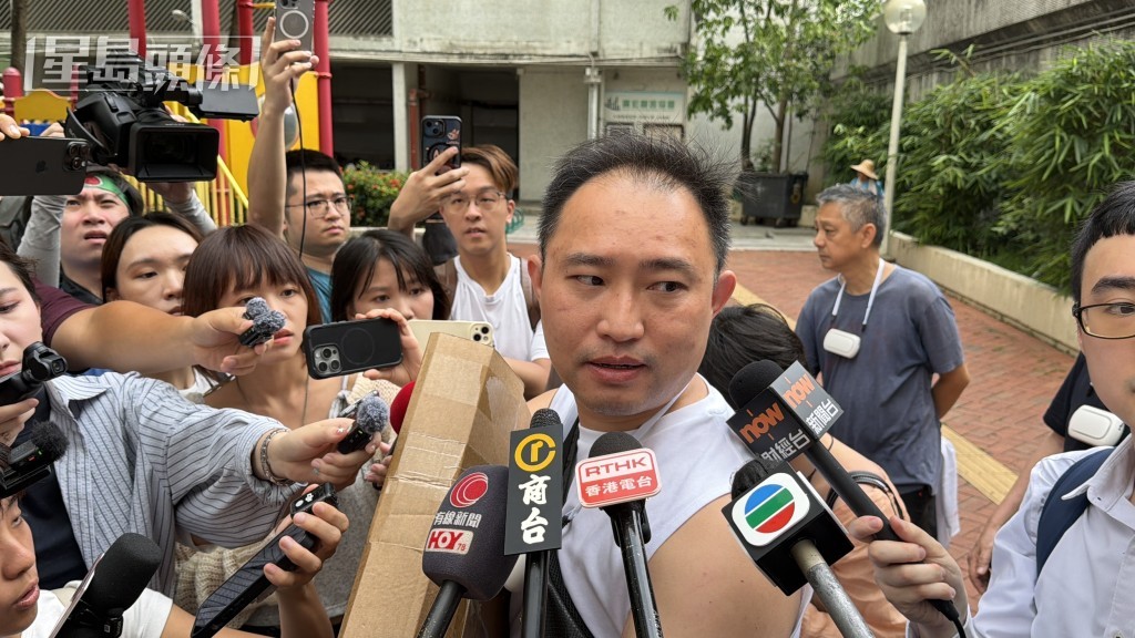 宏昌閣的居民上樓。 宏昌閣的居民上樓。