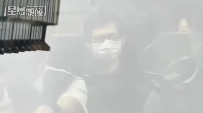 林作今日由警車押送上庭。 林作今日由警車押送上庭。