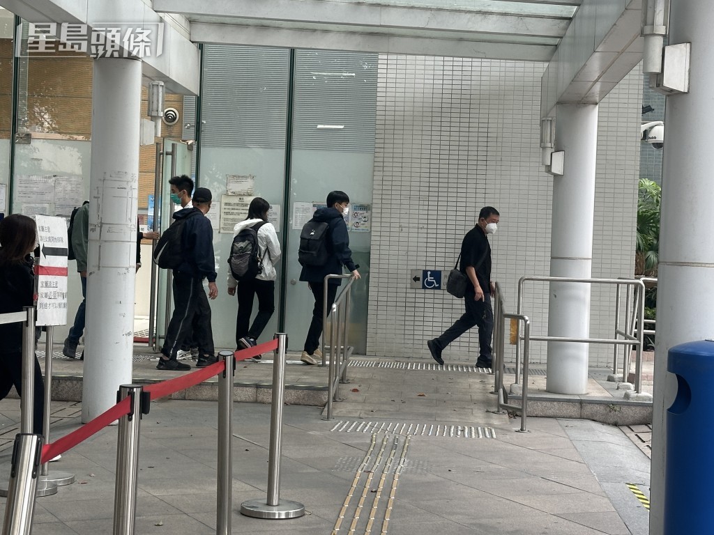 死者的兄弟姊妹到葵涌公眾殮房認屍,之後離開。劉漢權攝 死者的兄弟姊妹到葵涌公眾殮房認屍,之後離開。劉漢權攝