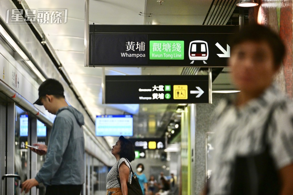 何文田站月台觀塘綫指示牌,全部貼上往黃埔標示。陳極彰攝 何文田站月台觀塘綫指示牌,全部貼上往黃埔標示。陳極彰攝