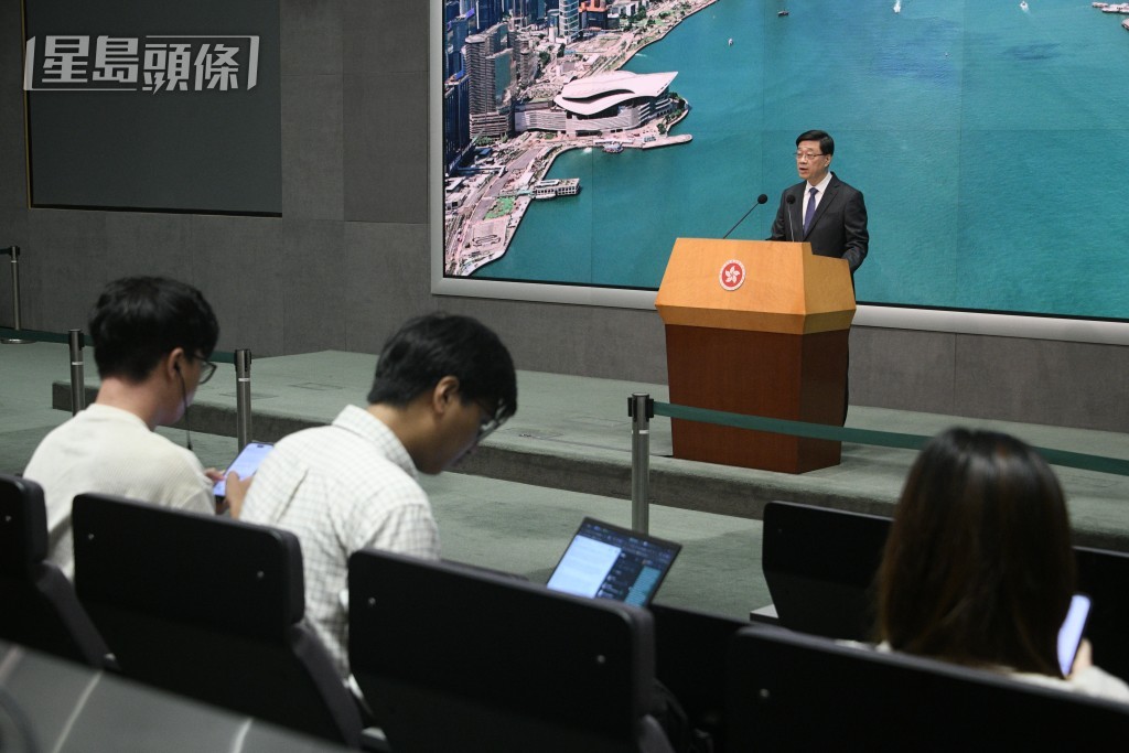 李家超強調會提供最大的便利及支援給這批學生。陳浩元攝