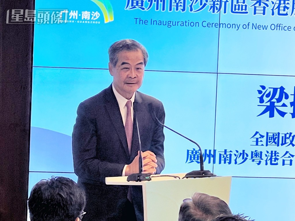 梁振英表示,日後香港人可於這個中心內辦理南沙的業務,是一種全新的做法。郭詠欣攝 梁振英表示,日後香港人可於這個中心內辦理南沙的業務,是一種全新的做法。郭詠欣攝