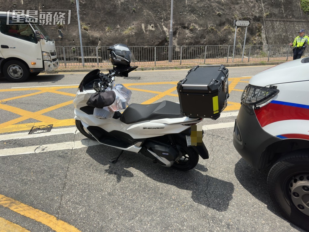 EU車撞及電單車車尾。梁國峰攝 EU車撞及電單車車尾。梁國峰攝