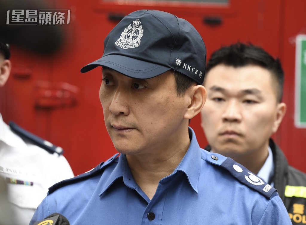 林建军指其中一条楼梯几乎无烟百多人从该处逃生。
