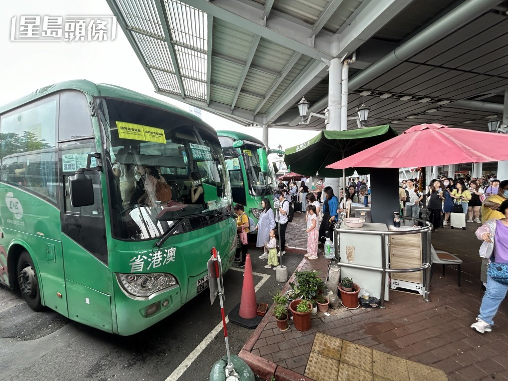 內地五一黃金周假期展開,大批旅客來港。林思明攝 內地五一黃金周假期展開,大批旅客來港。林思明攝