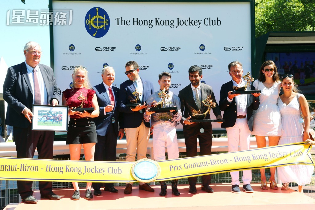 香港賽馬會行政總裁應家柏(左三)頒發獎盃予香港賽馬會拜倫錦標頭馬「神尊全智」的馬主代表及馬房團隊後,與法國賽馬會董事Arnaud de Seyssel(左一)、馬主團體代表(右四)及Benoît Jeffroy (左四)、練馬師代表Jean-Bernard Roth(助理練馬師,右三)及盧傑馬房代表(右一、右二)、騎師杜滿樂(中) 及馬房遠征代表(左二) 合照。 香港賽馬會行政總裁應家柏(左三)頒發獎盃予香港賽馬會拜倫錦標頭馬「神尊全智」的馬主代表及馬房團隊後,與法國賽馬會董事Arnaud de Seyssel(左一)、馬主團體代表(右四)及Benoît Jeffroy (左四)、練馬師代表Jean-Bernard Roth(助理練馬師,右三)及盧傑馬房代表(右一、右二)、騎師杜滿樂(中) 及馬房遠征代表(左二) 合照。
