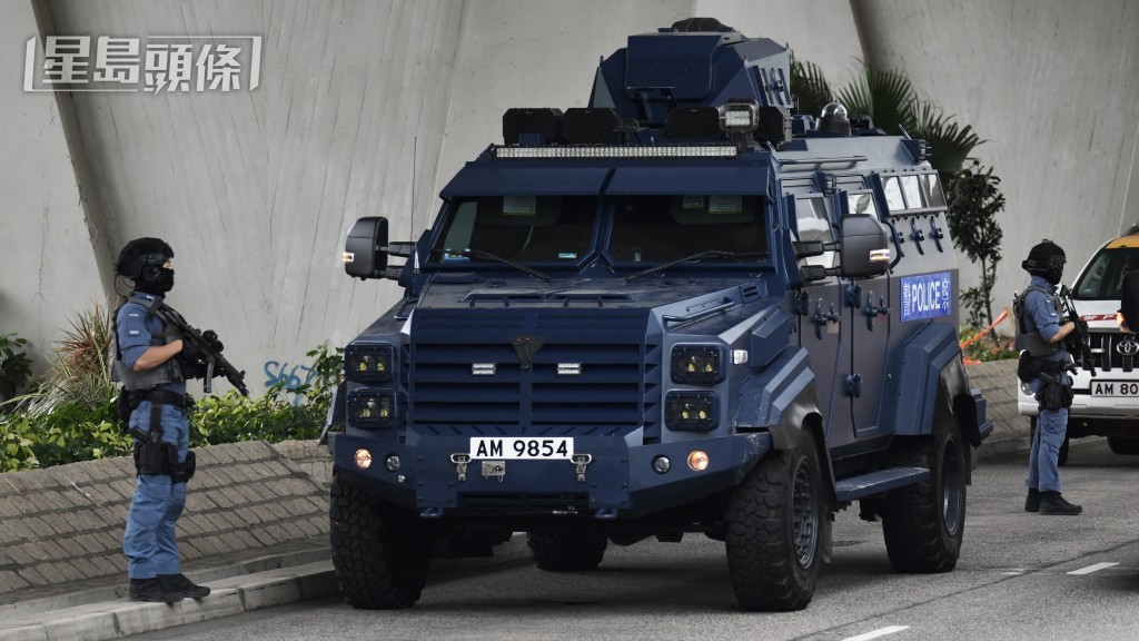 警方在西九龍裁判法院外佈防，繼續出動「劍齒虎」裝甲車。何君健攝