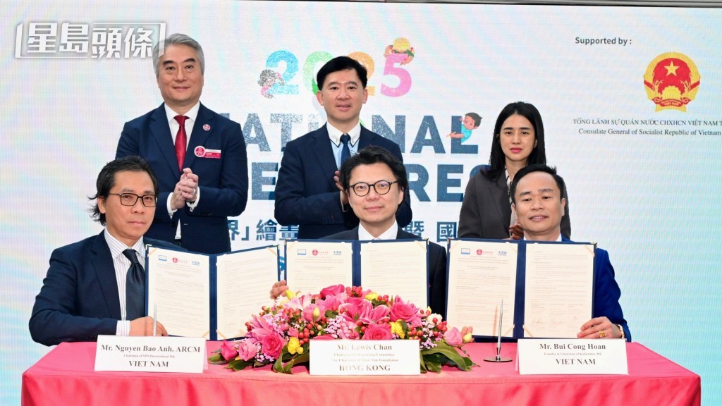 前排左起 ：SPO International HK主席 Mr. Nguyen Bao Anh. ARCM、陳令絋、Katicomics創辦人及行政總裁 Mr. Bui Cong Hoan。蘇正謙攝