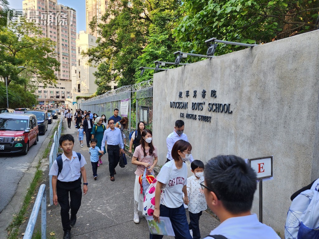 同學都對尋回Matthew表示開心。黎志偉攝 同學都對尋回Matthew表示開心。黎志偉攝