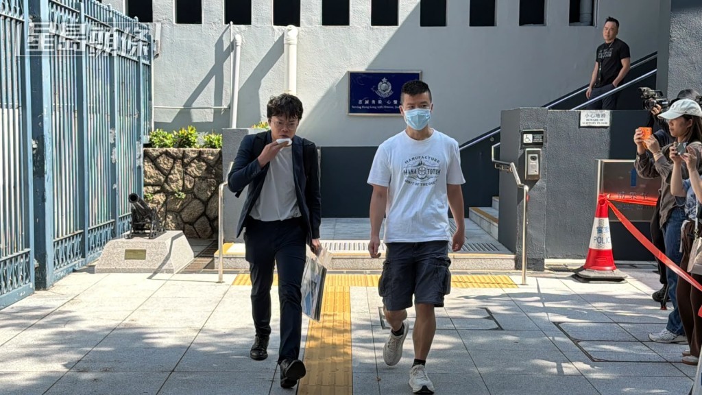 前“北区动源”成员黄嘉浩(左)被警方国安处拘捕,获准保释候查。刘汉权摄 前“北区动源”成员黄嘉浩(左)被警方国安处拘捕,获准保释候查。刘汉权摄