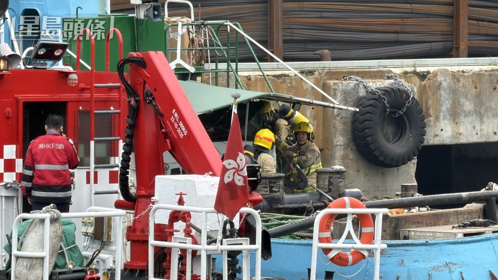 駁船冒煙,消防到場救熄並檢查船艙。梁國峰攝 駁船冒煙,消防到場救熄並檢查船艙。梁國峰攝