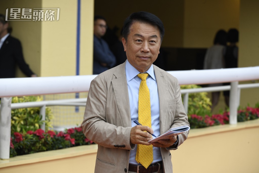 姚本輝說：「今年的部署相同，先讓「遨遊氣泡」跑馬會一哩錦標，然後出爭香港一哩錦標。」