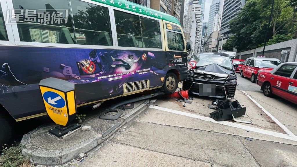 小巴與七人車車頭損毀。