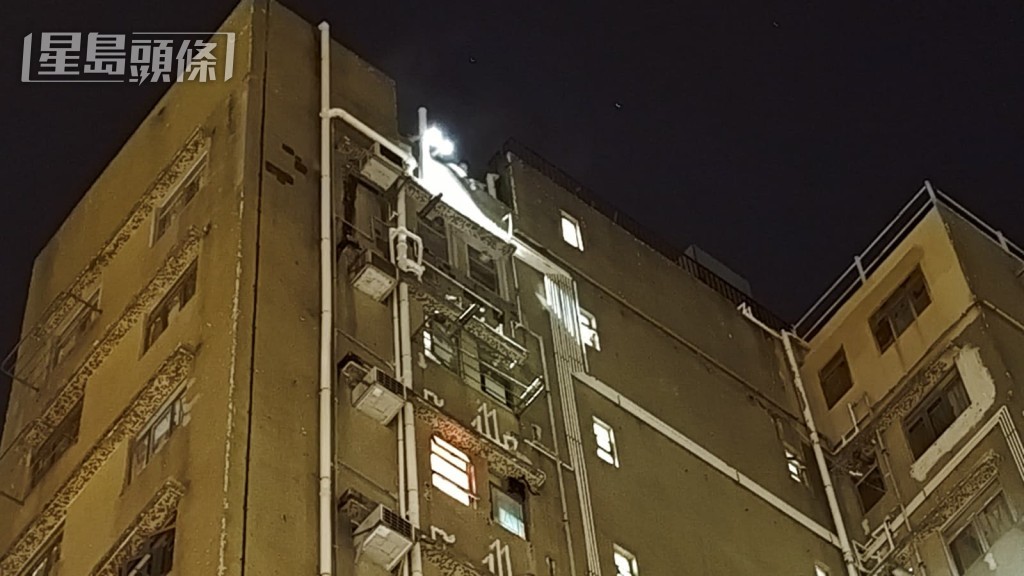 警方登上天台調查。