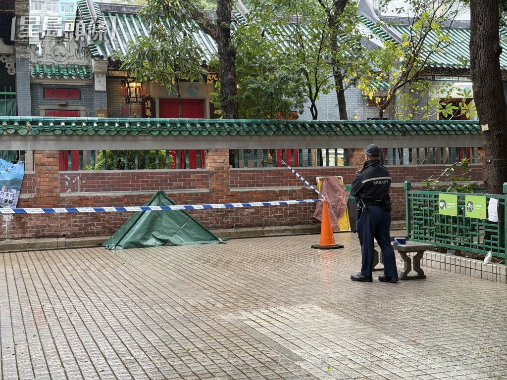 警員用帳篷遮蔽遺體展開調查。