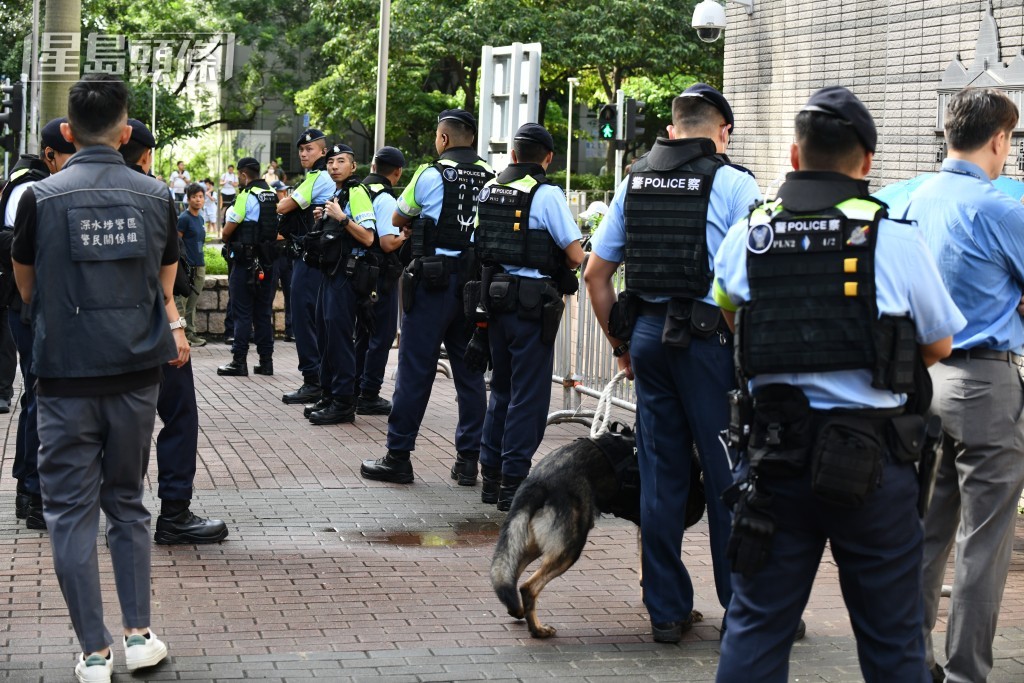 警方法院外戒備。盧江球攝