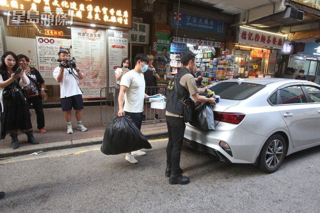 警方在青山道152號一單位內檢獲大批證物,包括一批衣物、漂白水、清潔劑、電飯煲及家具等。 警方在青山道152號一單位內檢獲大批證物,包括一批衣物、漂白水、清潔劑、電飯煲及家具等。