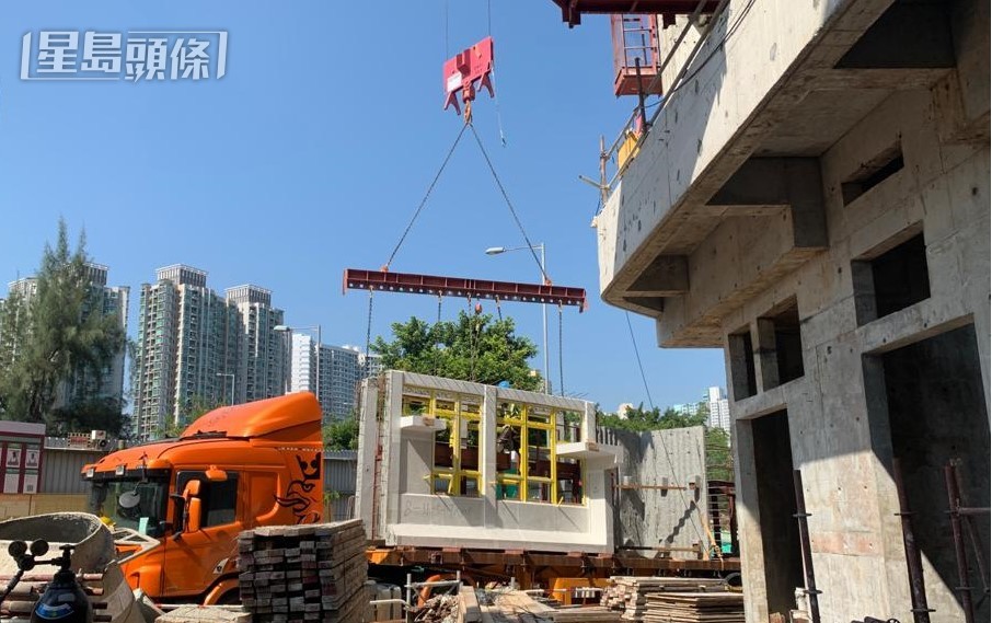 現場裝嵌的「組裝合成」建築法。資料圖片 現場裝嵌的「組裝合成」建築法。資料圖片