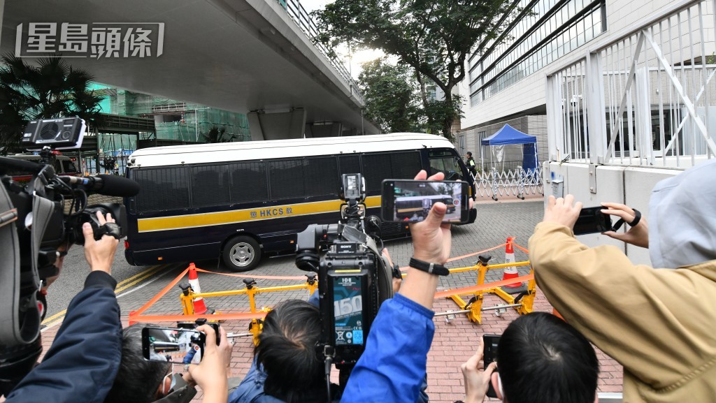 各被告今早坐囚車抵達法院準備求情。盧江球攝