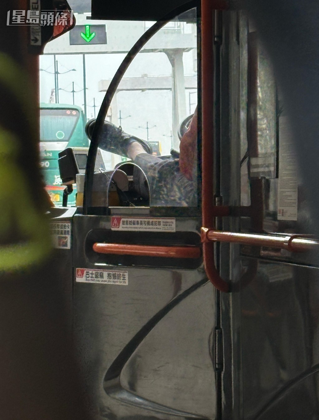 車長在駕車途中「晾高腳」。讀者提供圖片