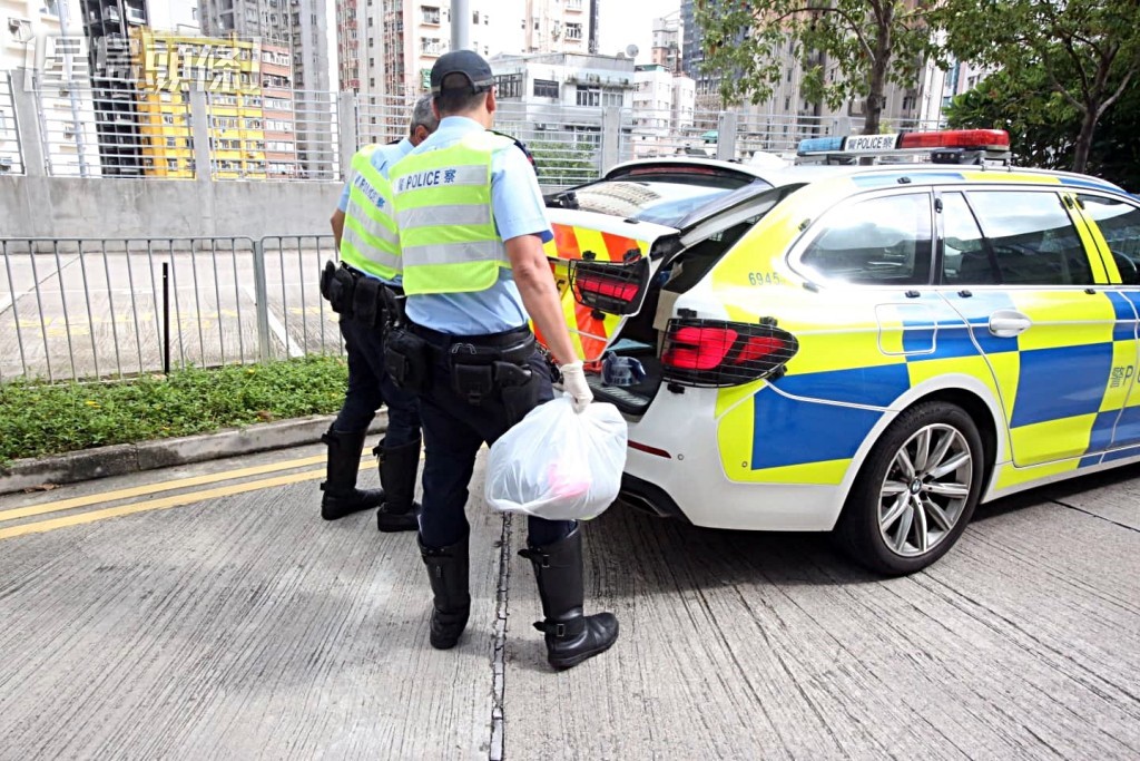 警方檢走死者個人物件。 警方檢走死者個人物件。