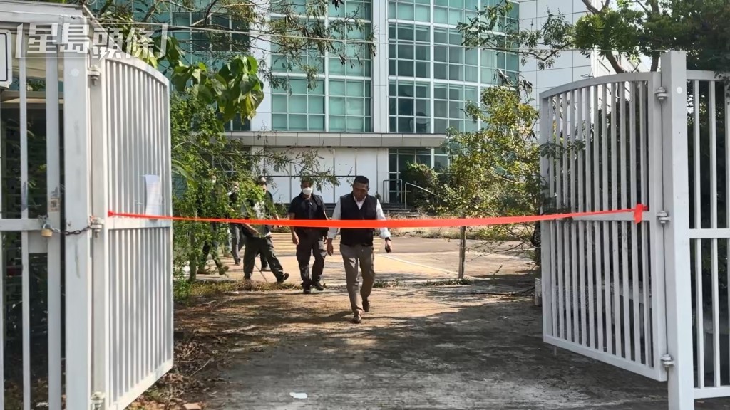 至下午約3時半，警方收隊離去。