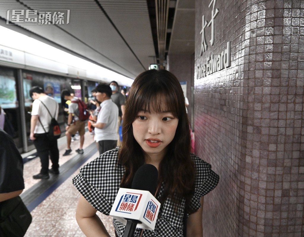 日本籍遊客Rena Yamahata稱港鐵職員主動告知線路和出站方向,非常貼心,沒有感到混亂。陳極彰攝 日本籍遊客Rena Yamahata稱港鐵職員主動告知線路和出站方向,非常貼心,沒有感到混亂。陳極彰攝