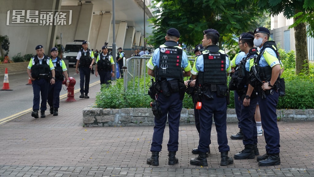 警方法院外佈防。 警方法院外佈防。