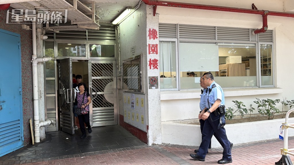 警員登樓調查，其後拘捕兩人。梁國峰攝