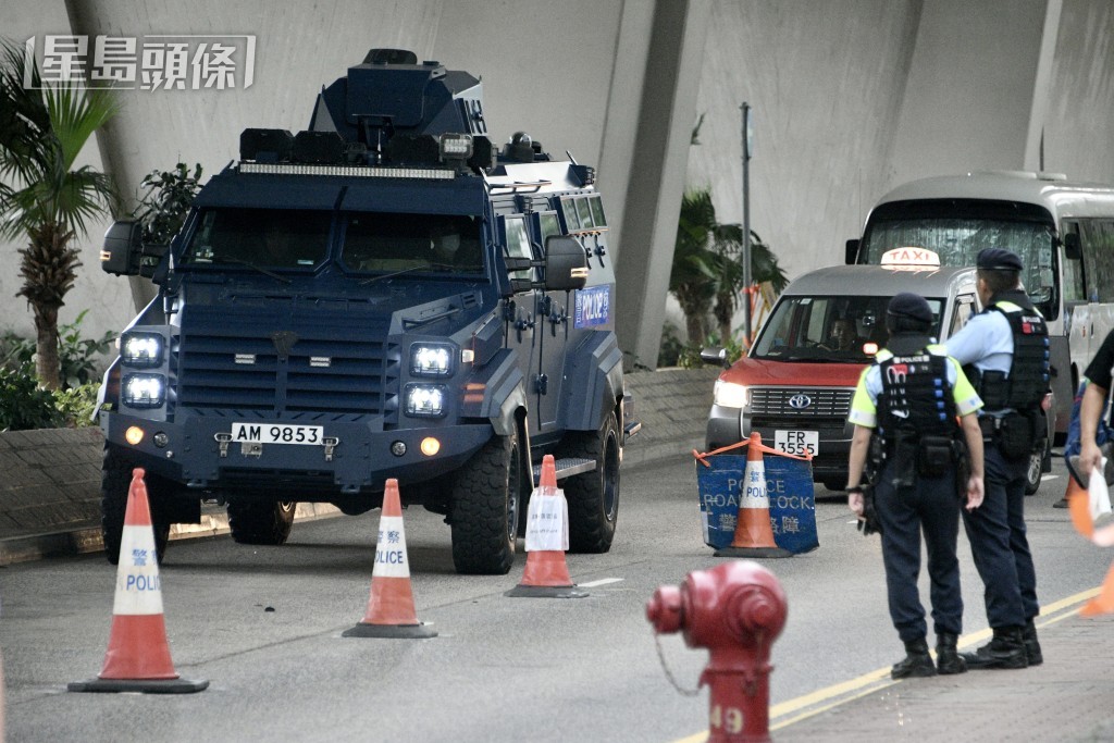 警方出動「劍齒虎」裝甲車到場。