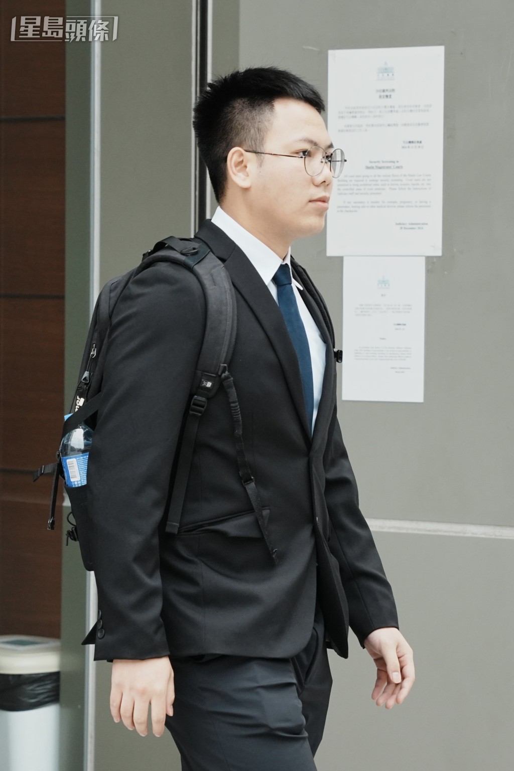 邓称截查前目睹其中一名男舞者于台上扮雀鸟。汪旭峰摄