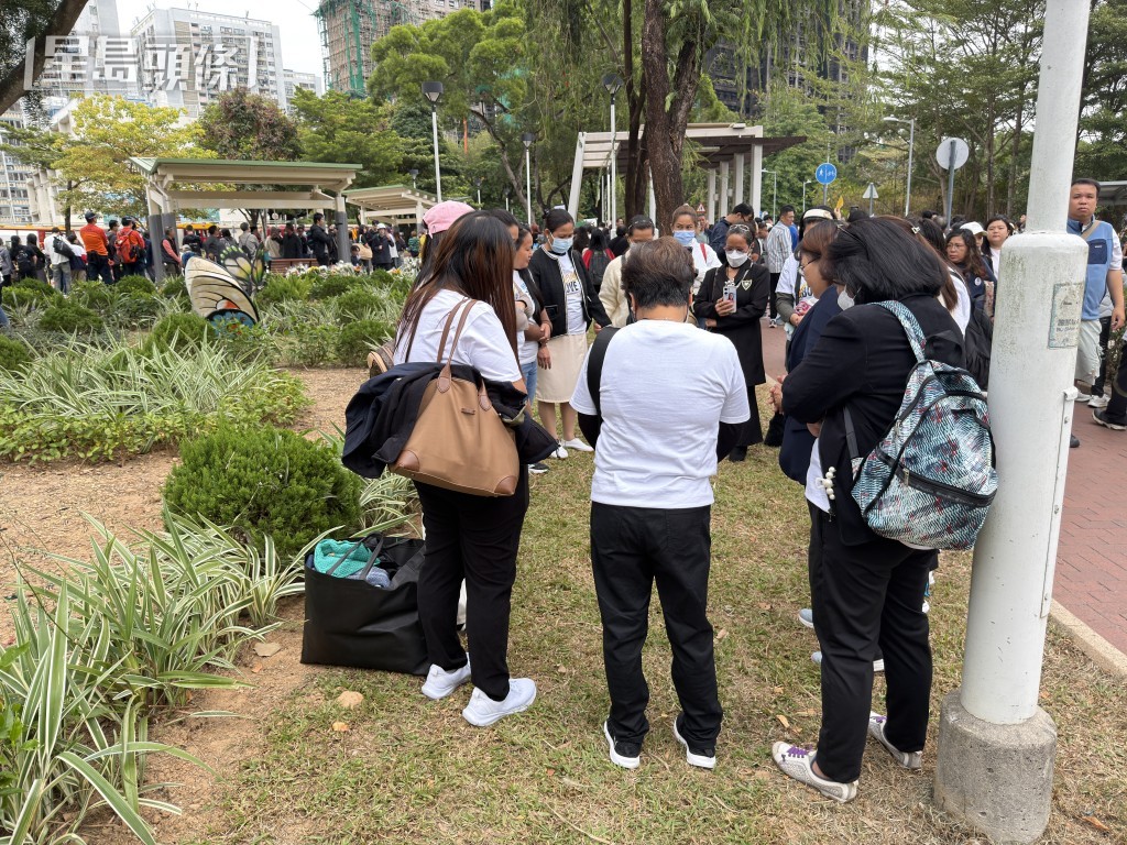 有外傭到公園為死難者祈禱。 有外傭到公園為死難者祈禱。