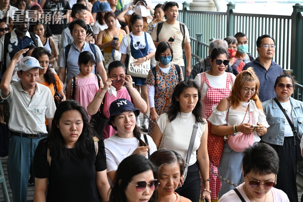 大批游客及市民在尖沙咀天星码头排队。钟健华摄