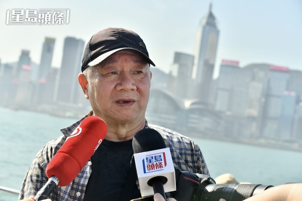 四川人劉先生表示非常興奮，感受到中國海軍的發展強大。盧江球攝