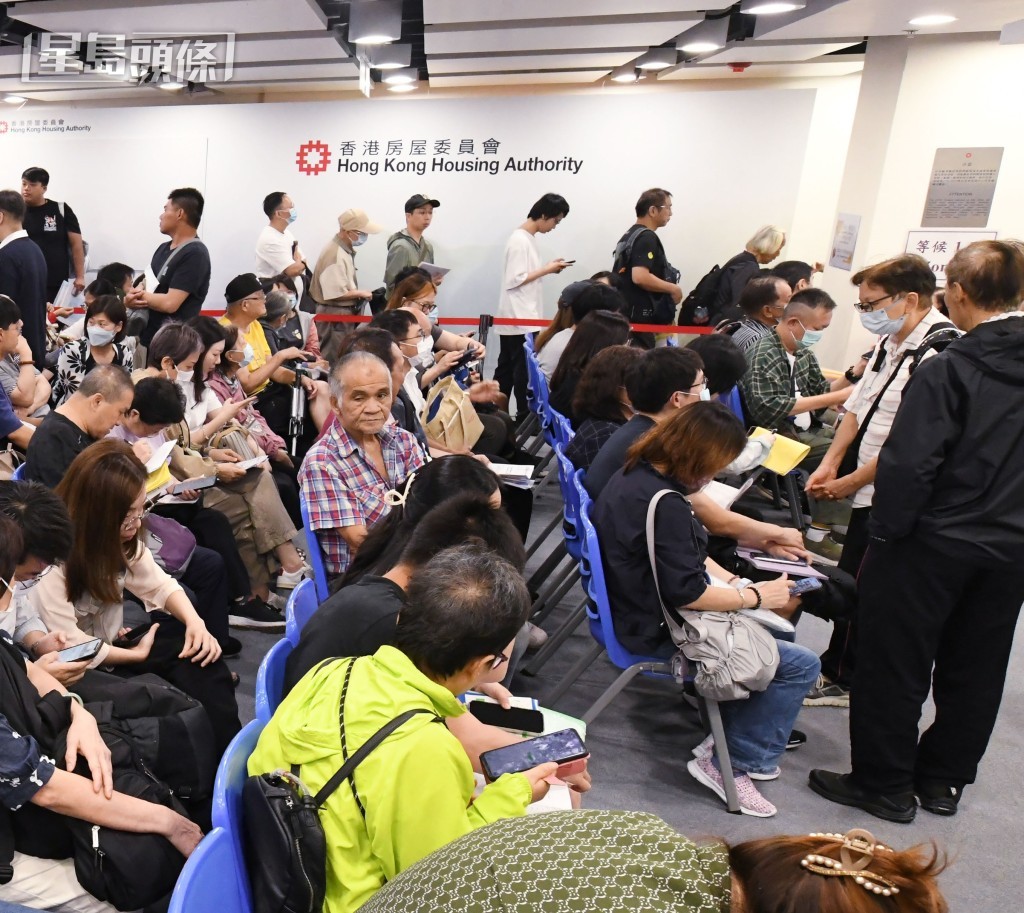 以白表申請居屋，家庭成員人數兩人及以上， 入息限額為60,000元，資產限額1,230,000元。 房委會資料顯示，在決定居屋申請人的申請 資格時，強積金所作的法定供款會從住戶收 入中扣除。換言之，居屋入息限額應適用於 扣除強積金供款後的家庭收入。資料圖片