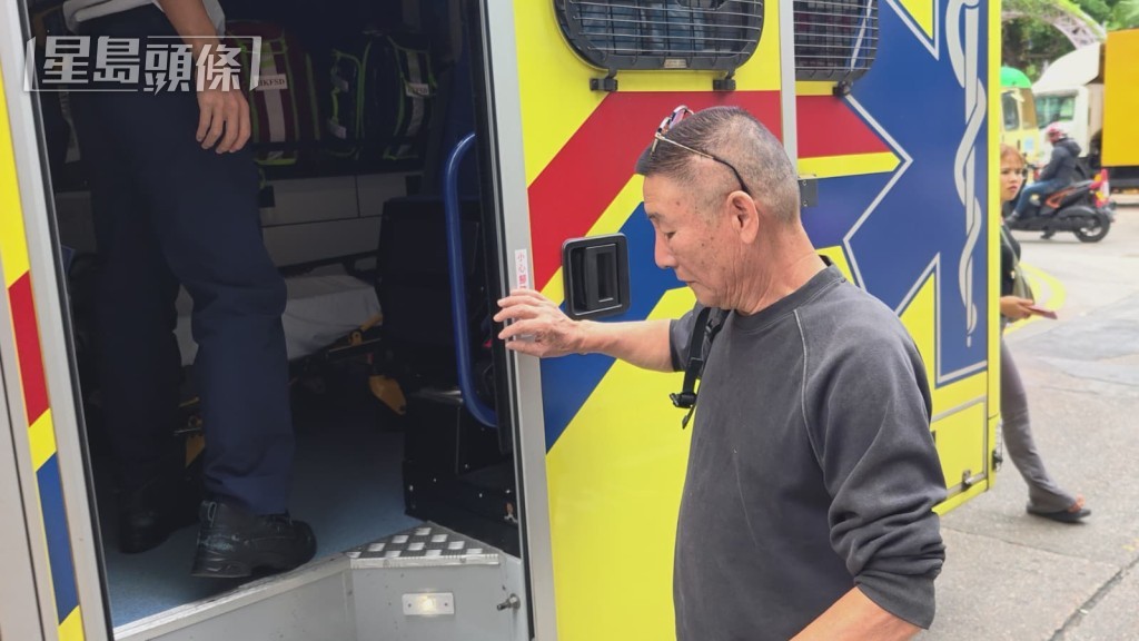 受傷男工由救護車送院治理。