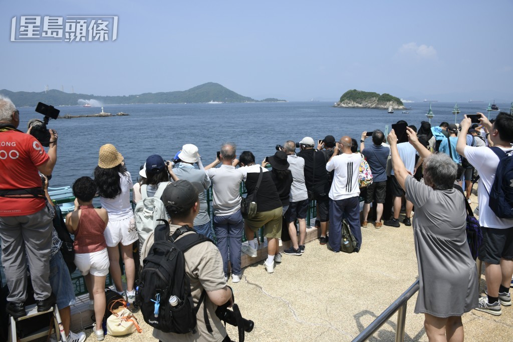 山東艦航母編隊經過海怡半島對開海面,海濱長廊有逾500名市民歡送。 山東艦航母編隊經過海怡半島對開海面,海濱長廊有逾500名市民歡送。