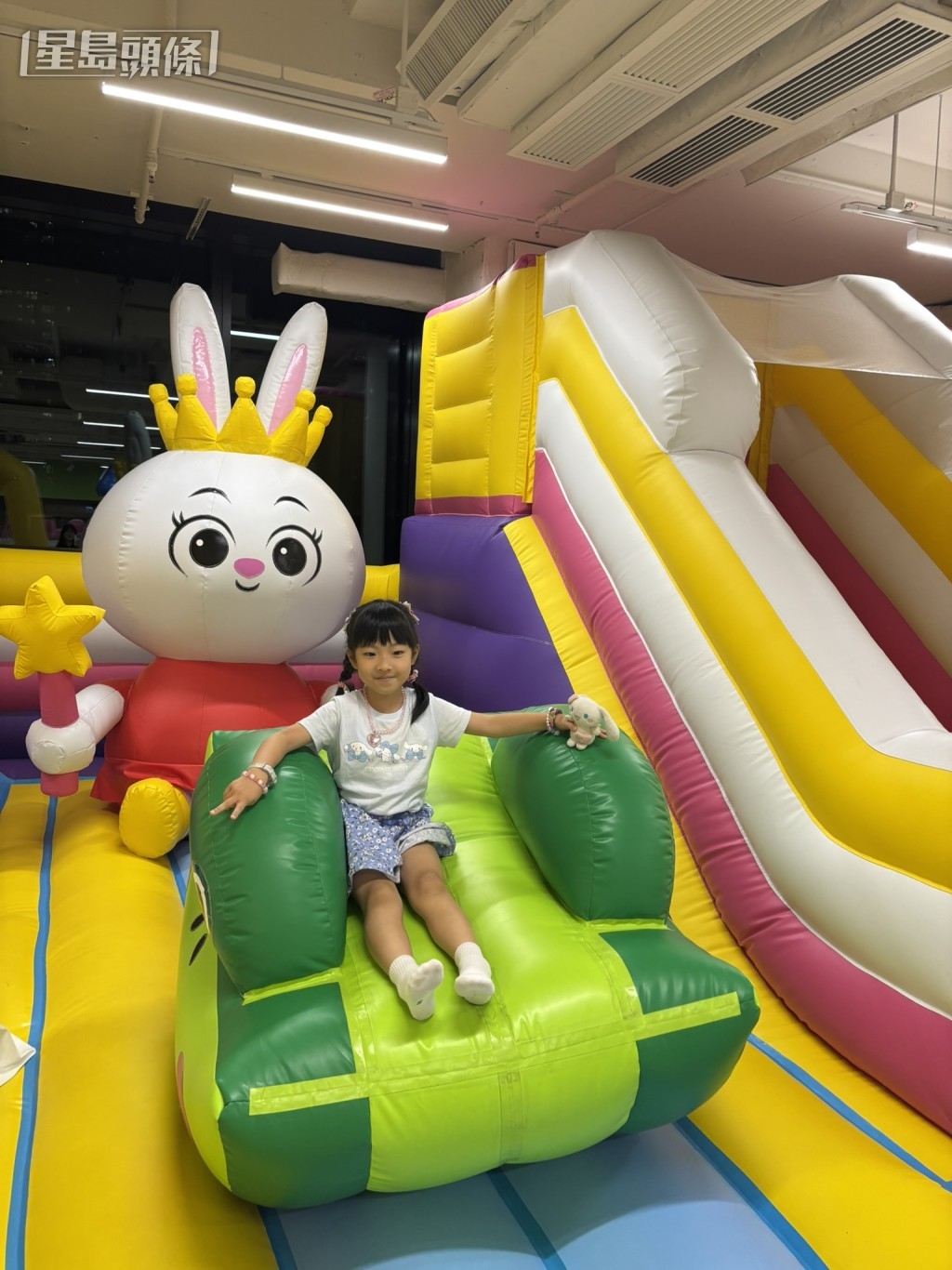 天氣炎熱，躲在Bouncetopia玩充氣城堡，齊齊彈住玩。（圖片來源：《親子王》）