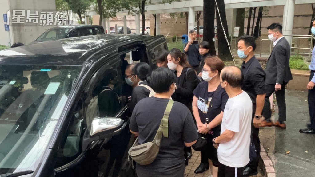 男死者的親屬認屍後離開。