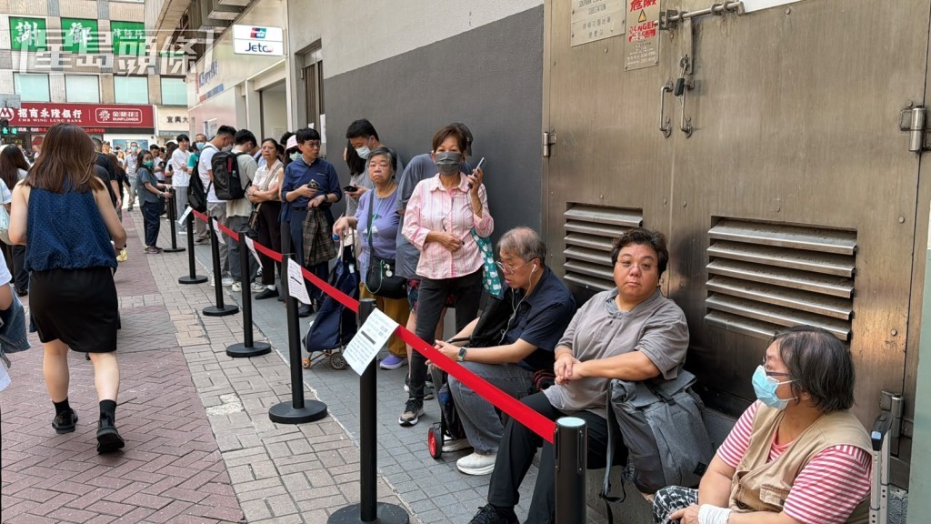 灣仔民政諮詢中心外,市民排長龍領取施政報告及五年規劃文本。 灣仔民政諮詢中心外,市民排長龍領取施政報告及五年規劃文本。