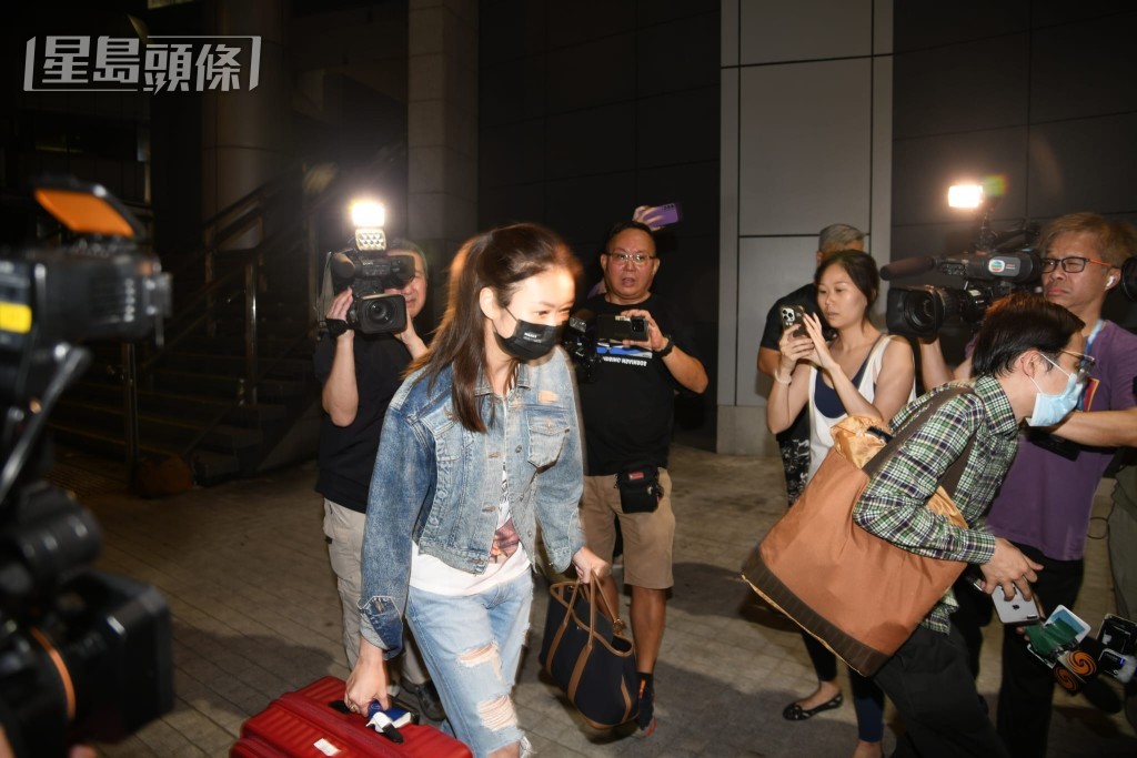 莊思敏於凌晨3時40分左右,拖着行李筴離開警總。黎志偉攝 莊思敏於凌晨3時40分左右,拖着行李筴離開警總。黎志偉攝