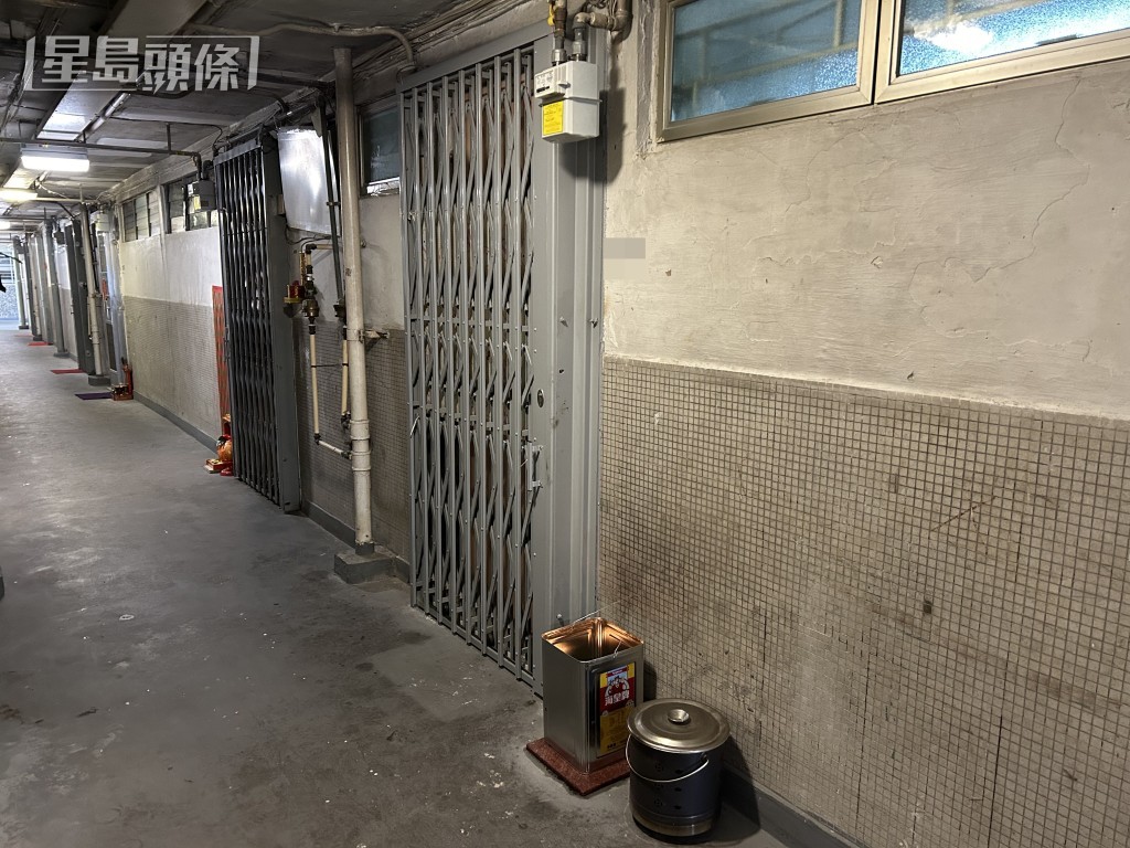 死者單位門外放有白蠟燭。林思明攝 死者單位門外放有白蠟燭。林思明攝