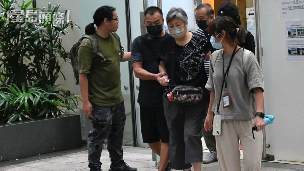 潘母早前到殮房認屍,目前兒子的喪事由兩名兒女打點。楊偉亨攝 潘母早前到殮房認屍,目前兒子的喪事由兩名兒女打點。楊偉亨攝
